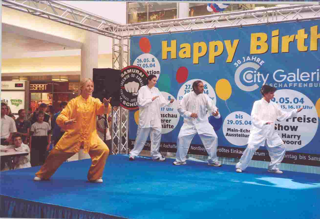 Tai Chi in der City Galerie Aschaffenburg: Die Tai Chi Schüler Christel Ullrich, Carlos Flores-Moreno und Stephanie Zerkler beim Laufen der 24-steps Tai Chi Chuan Peking-Stil