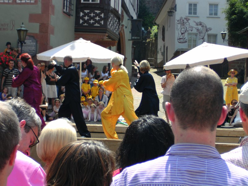 Tai Chi Chuan beim Altstadtfest in Miltenberg Marie Hock-Westhoff Christina Glaser-Kissenberth Raum der Mitte Tanja Pflug und Norbert K&ouml;hnlein