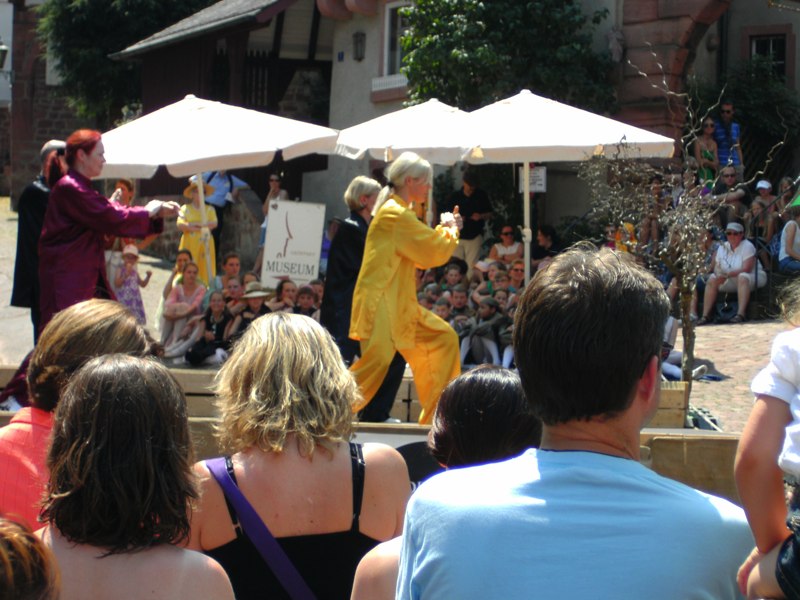 Tai Chi beim Altstadtfest in Miltenberg mit Marie Hock-Westhoff, Christina Glaser-Kissenberth vom Raum der Mitte in Miltenberg, Tanja Pflug und Norbert K&ouml;hnlein
